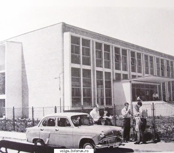Imagini vechi din Romania... cu tovarase! - Moskvich si muncitori, Bucuresti, 1965 - Auto
