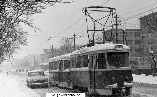Imagini vechi din Romania... cu tovarase! - Volga inzapezita. Anii 70 - Auto