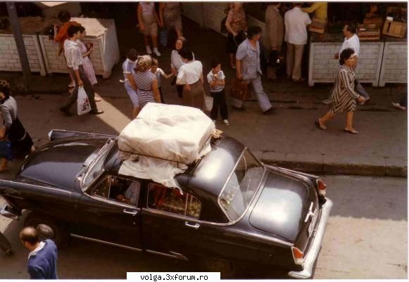 Imagini vechi din Romania... cu tovarase! - Volga, Bucuresti, 1985, la caratul de cartofi - Auto